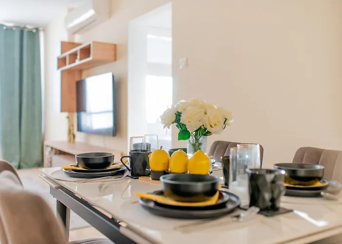 Telmar Port View - 10 Minutes Walk From Finikoudes Appartement Larnaca